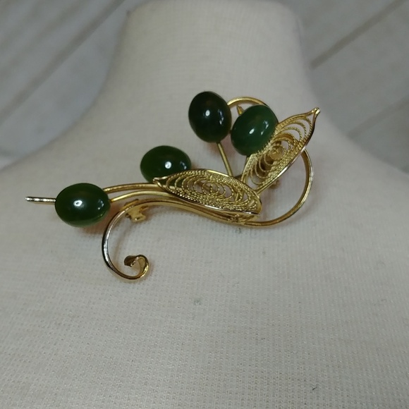 Vintage 60's Jade and Gold Toned Brooch Floral Filigree Design - Picture 2 of 7